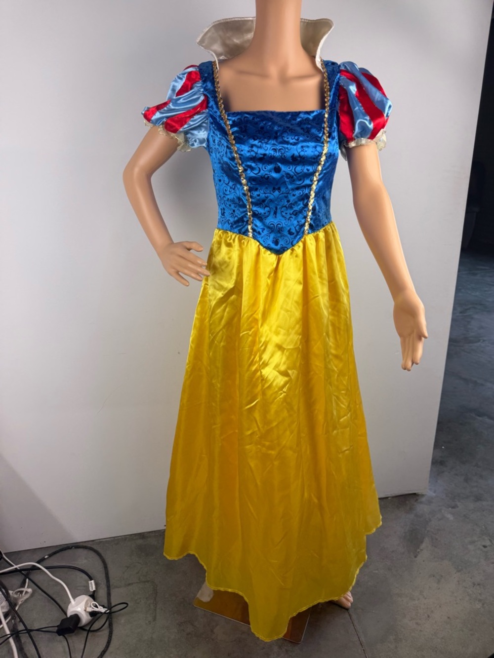 Adult Small Disney Licensed Snow White Princess Dress Cosplay Costume Halloween